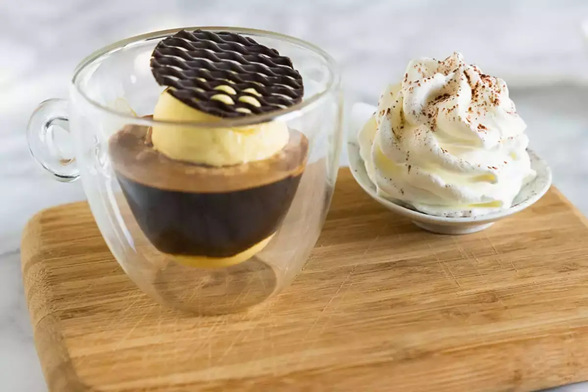 Il fiocco di Panna Spray Debic per un affogato al caff&egrave; Panna Spray Debic, da 50 anni il fiocco perfetto
